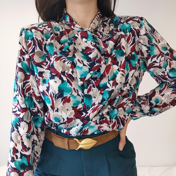 Medium vintage jabot collared floral blouse, blue, red and white retro top - Picture 3 of 8